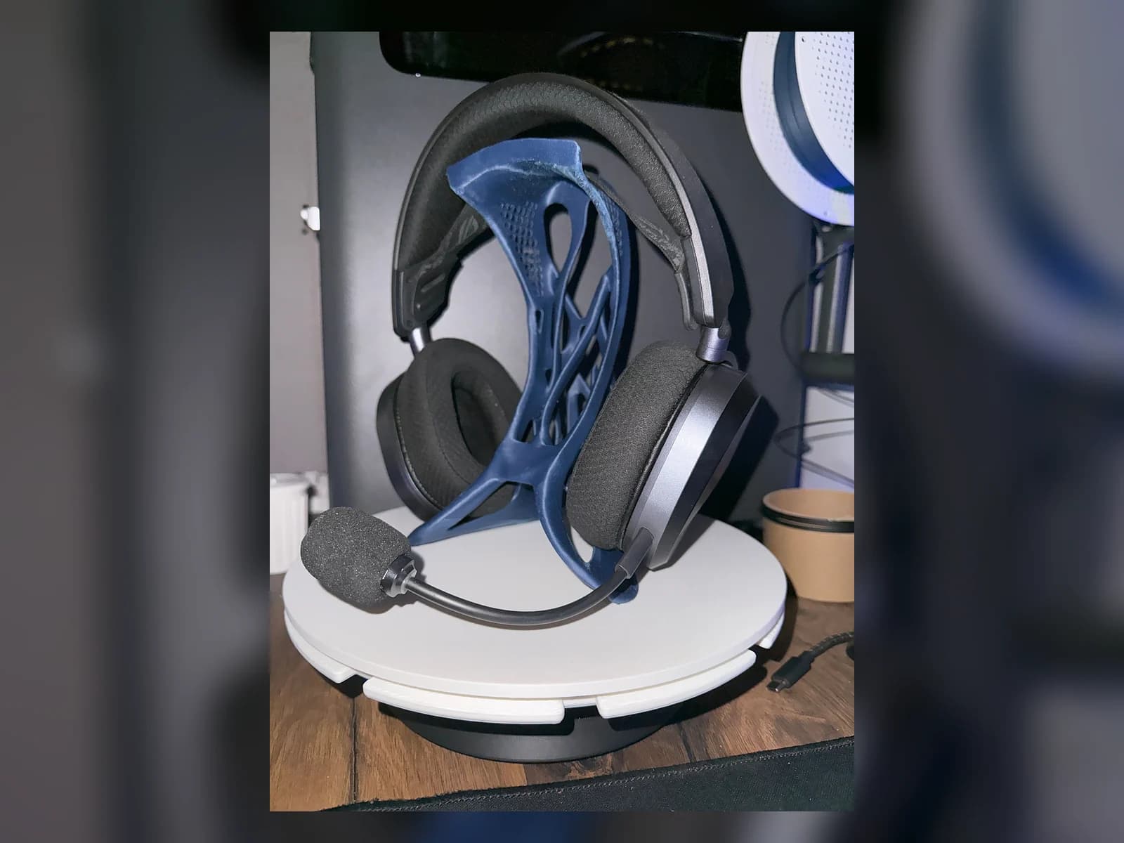 Kék, 3D nyomtatott fejhallgató-tartó fejhallgatóval